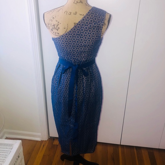 LOVE, BONITO BLUE FLORAL LACE ONE SHOULDER MIDI DRESS ADJUSTABLE TIE WAIST NWT - Picture 4 of 8